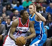 Kevin Seraphin à la lutte avec Lou Amundson.