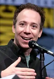 Kevin Sussman interprète Walter.