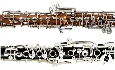 En haut : les plateaux de certaines clefs du hautbois sont percées ;En bas : clés en anneau sur une clarinette (système allemand).