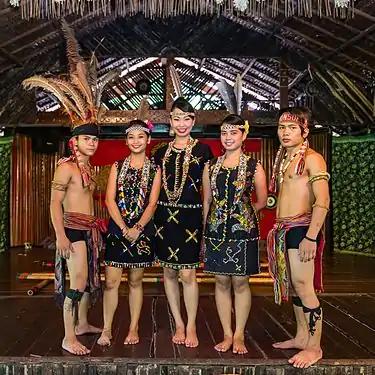 Muruts en tenue traditionnelle