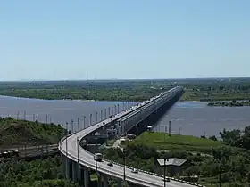 Pont de Khabarovsk traversant l'Amour