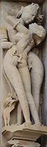 Khajuraho, temple de Chitragupta. Mithuna, couple amoureux.
