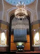 avec son orgue,