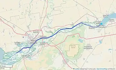 Carte de l'écoulement du fleuve Dniepr en aval du barrage (sur un fond de carte OpenStreetMap). Le fleuve s'écoule sur environ 75 kilomètres en direction de l'est-sud-est jusqu'à son embouchure dans la mer Noire, en traversant notamment la ville de Kherson.