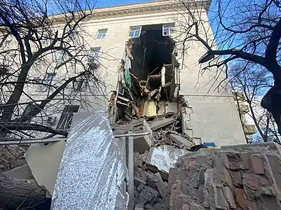 Le bâtiment de l'Administration régionale de Kherson (uk) après le bombardement du 19 décembre