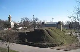 Un mur et le clocher de la cathédrale.