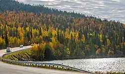 Rive du lac Imandra dans le massif des Khibiny en automne.