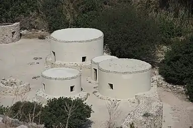 Reconstitutions modernes de maisons circulaires à Khirokitia (Chypre).