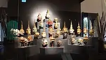 Salle des arts du théâtre et des jeux avec ses masques de Khon figurant des personnages du Ramakien