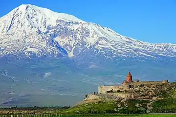 Vue du monastère sur fond d'Ararat