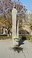 Monument surmonté d'un aigle à Etchmiadzin à la mémoire de Mkrtich Khrimian et de sa « louche de fer ».