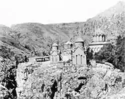 Le monastère dans les années 1900, avec quatre des cinq églises (de gauche à droite, Sourp Astvatsatsin, Sourp Karapet, Sourp Stepanos et Sourp Sargis).