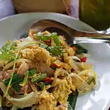 Khua chin som sai khai est un plat préparé avec du porc et des œufs marinés frits à sec. Chin som est le nom du nord de la Thaïlande pour naem.