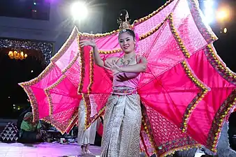 Danse du paon (en) au Khum Kantoke, qui privilégie « l'exubérance »