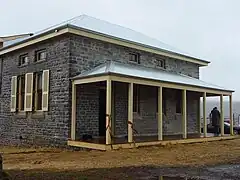 Le palais de justice de Kiandra après sa restauration en 2010 (les rubans d'inauguration sont encore visibles).