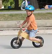 Enfant sur sa draisienne.