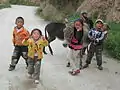 Enfants sur la route vers le Gompa de Garzê