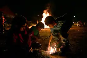 Enfants allumant des feux de joie de Lag Baʿomer.