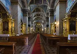 L'intérieur avec la nef vers le chœur.