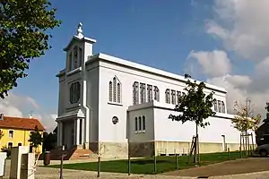 Église Sainte-Barbe à Crusnes (Lorraine), portiques en acier et tôles, en 1939. (Un prototype sans suite de la société de Wendel pour l'exportation).