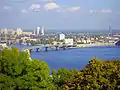 Vue générale de la péninsule vue depuis Podil. Au fond à gauche les tours du quartier d'Obolon.