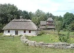 Maison au toit de chaume et église en bois classées,