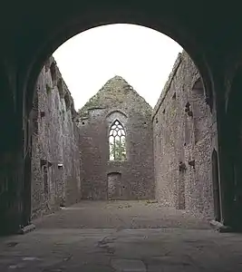 Photographie d'une église dont la voûte a disparu.