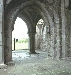Photographie de l'intérieur d'une église dont les arches sont à croisée d'ogives.