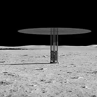Une centrale à fission inspiré du projet Kilopower à la surface de la Lune (vue d'artiste).