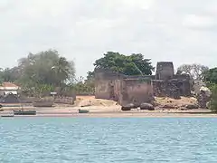 Fort et palmeraie près du port de Kilwa Kisiwani (Tanzanie), centre de la culture swahilie de l'an 1000 environ à 1784.