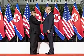 Poignée de main entreKim Jong-un et Donald Trump.