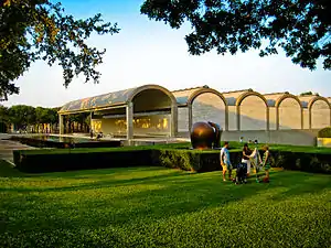Musée d'art Kimbell (sculpture d'Henry Moore) Fort Worth, Texas (1967-1972).