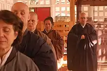 Pratique de kin-hin dans un dojo zen