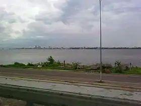 Kinshasa vue de Brazzaville de l'autre coté du Pool Malebo.