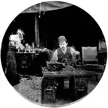 Charles Kayser, l'un des assistants de Dickson, aux commandes du Kinétographe au format 19 mm (1891).