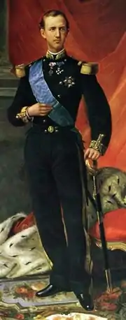 tableau XIXe : portrait en pied d'un homme blond en grand uniforme