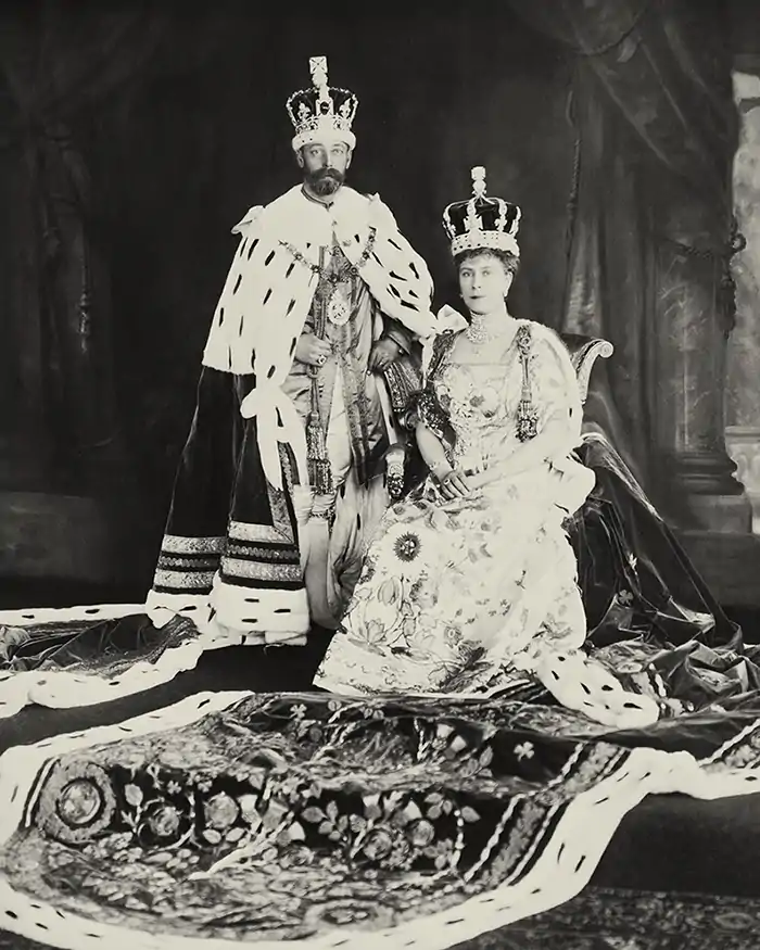 La reine Mary portant la couronne lors de son couronnement (1911).