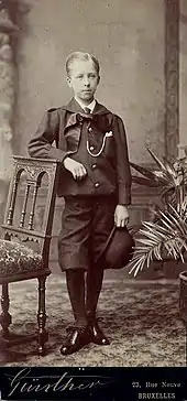 le prince Albert âgé de dix ans pose en pied tenant un chapeau à la main