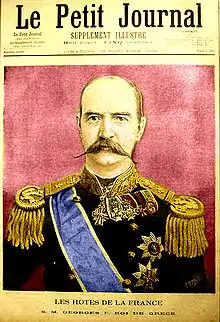 Une de journal en couleurs : portrait d'un homme moustachu en grand uniforme.