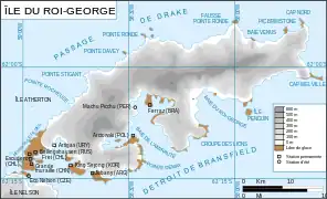 L'île du Roi-George.La base Arctowski est située à l'extrémité de la grande baie centrale.