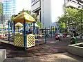 Aire de jeux pour enfants et complexe municipal.