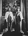 La reine Mary portant la couronne sans les arches lors de la cérémonie d'ouverture du Parlement (1911).