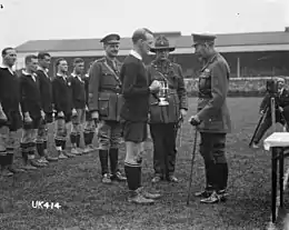 Le capitaine James Ryan reçoit la Kings Cup des mains de George V.