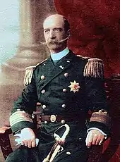 Portrait d'un homme moustachu portant un uniforme militaire.