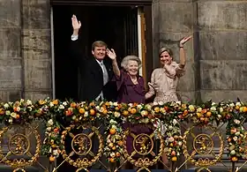 Depuis le palais royal d'Amsterdam, la princesse Beatrix entourée du roi Willem-Alexander et de la reine Máxima, après la signature de son abdication.