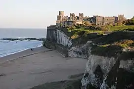 Avec la falaise et la plage.