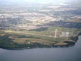 L'aéroport vu du ciel en 2007. Kingston à l'arrière-plan.