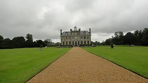 La maison vue du parc.