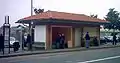 Le kiosque de Neuville, toujours utilisé comme abri par les voyageurs attendant le bus pour Lyon.