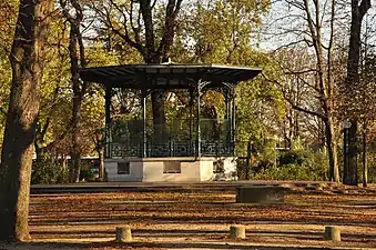 Kiosque à musique dans les Jardins des Champs-Élysées à Paris.